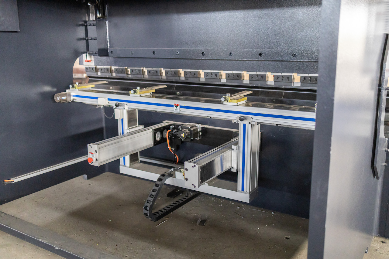 100t Hydraulic Cnc Brake Press Crowning Cnc Press Brake Delem 100t الهيدروليكية باستخدام الحاسب الآلي الفرامل الصحافة تتويج باستخدام الحاسب الآلي الصحافة الفرامل Delem