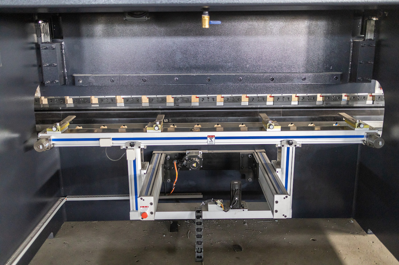 100t Hydraulic Cnc Brake Press Crowning Cnc Press Brake Delem 100t الهيدروليكية باستخدام الحاسب الآلي الفرامل الصحافة تتويج باستخدام الحاسب الآلي الصحافة الفرامل Delem