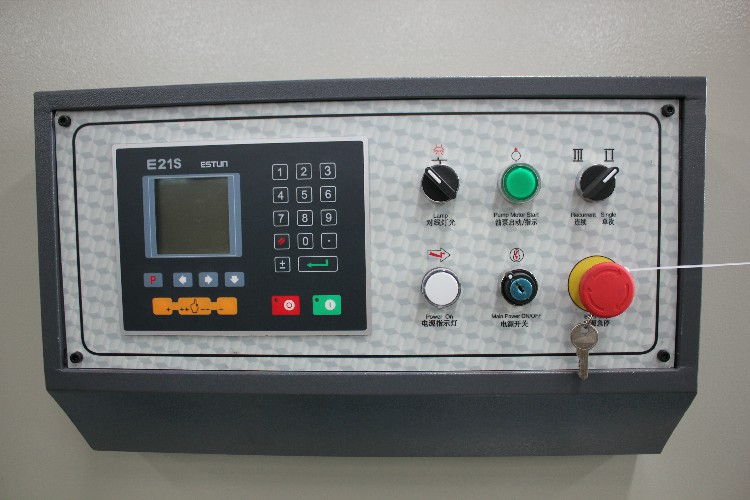 12mm 3200mm Hydraulic Guillotine Shearing Machine Cnc Steel Sheet Cutting Machine 12 مم 3200 مم آلة قص المقصلة الهيدروليكية باستخدام الحاسب الآلي آلة قطع الألواح الفولاذية