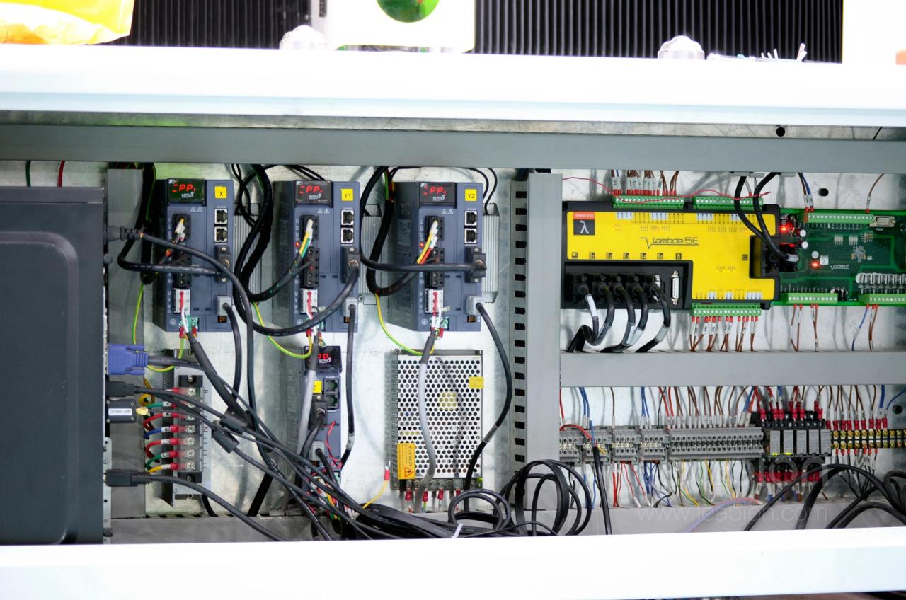 1500*3000mm 500w Racuys Or Ipg Fiber Laser Cutting Machine 1500 * 3000mm 500w Racuys أو آلة القطع بالليزر الليفي Ipg