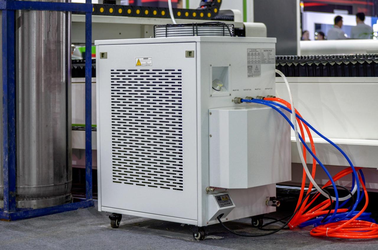 1500*3000mm 500w Racuys Or Ipg Fiber Laser Cutting Machine 1500 * 3000mm 500w Racuys أو آلة القطع بالليزر الليفي Ipg