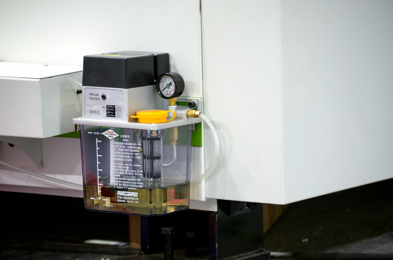 1500*3000mm 500w Racuys Or Ipg Fiber Laser Cutting Machine 1500 * 3000mm 500w Racuys أو آلة القطع بالليزر الليفي Ipg