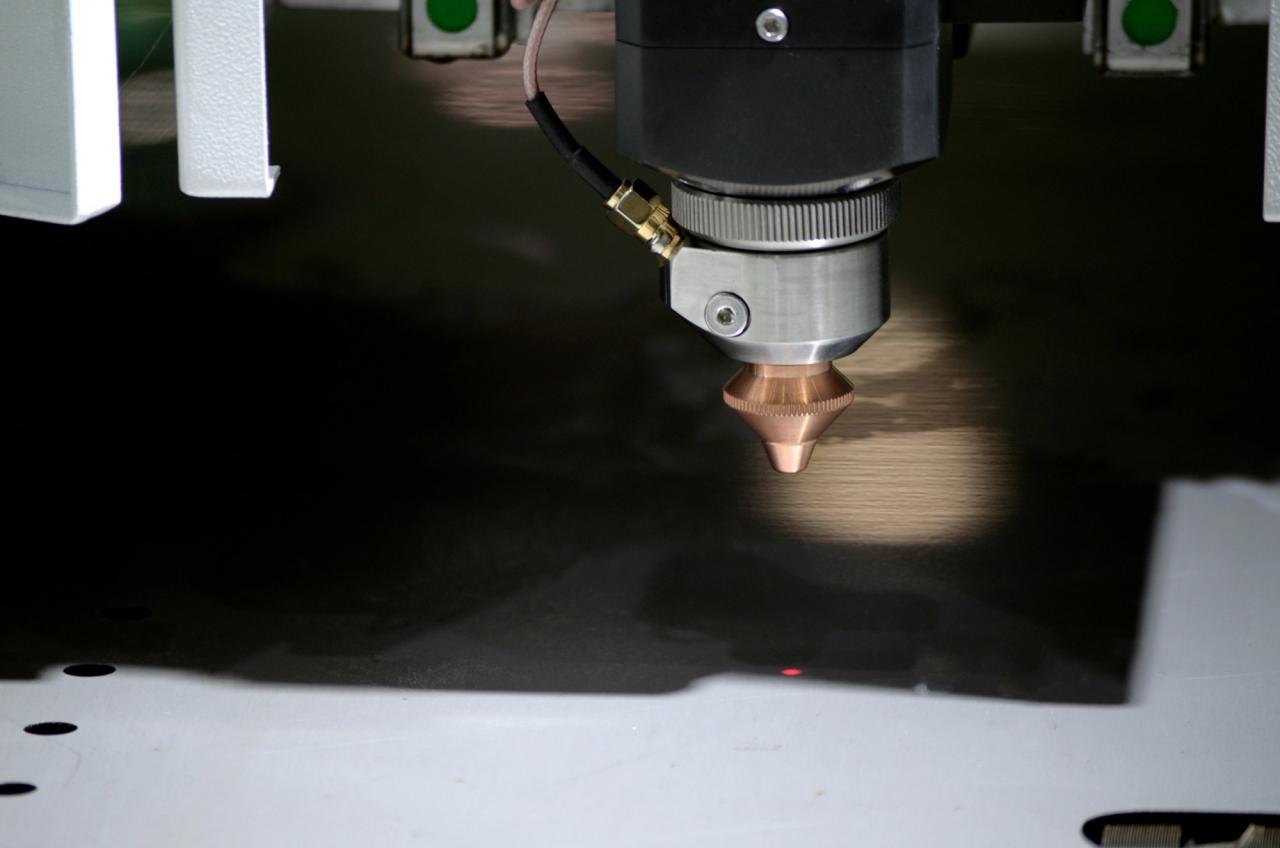 1500*3000mm 500w Racuys Or Ipg Fiber Laser Cutting Machine 1500 * 3000mm 500w Racuys أو آلة القطع بالليزر الليفي Ipg