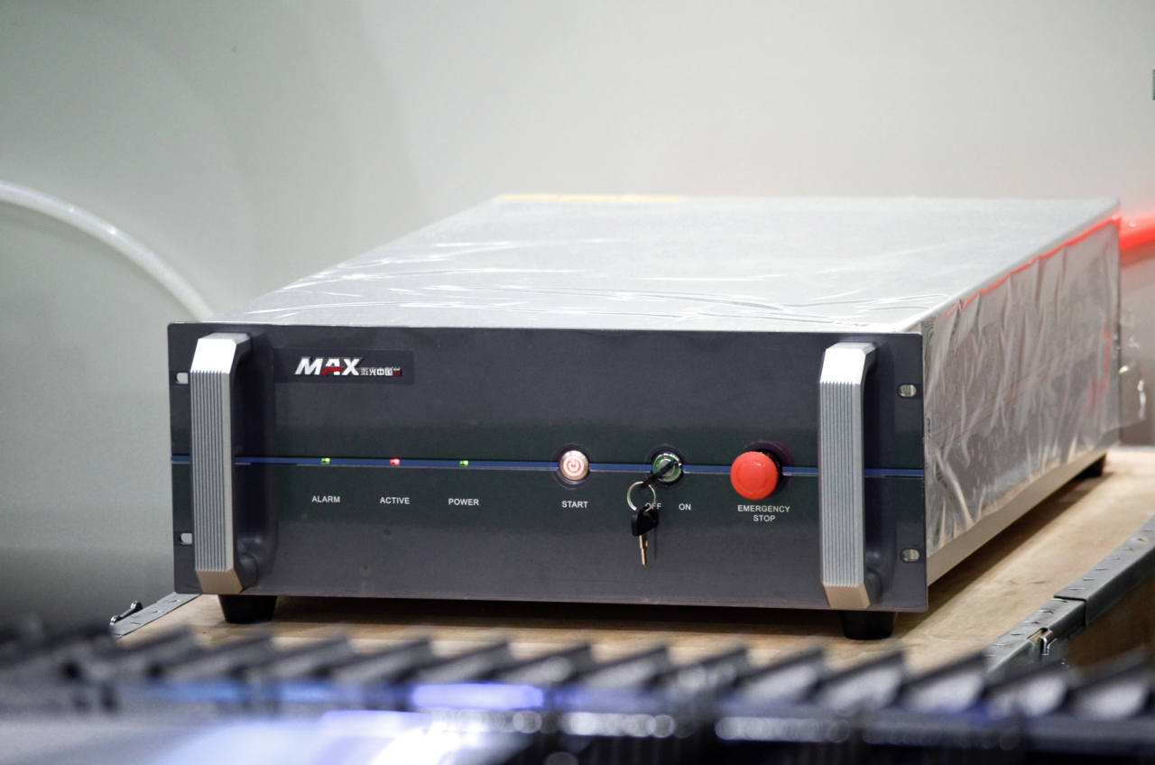 1500*3000mm 500w Racuys Or Ipg Fiber Laser Cutting Machine 1500 * 3000mm 500w Racuys أو آلة القطع بالليزر الليفي Ipg