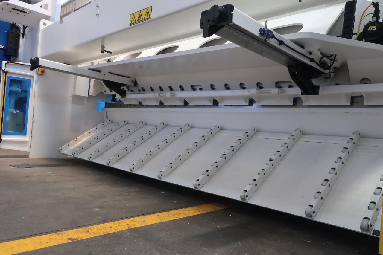 آلة قص المقصلة الهيدروليكية 16 مم لقطع الصفائح المعدنية 6 أمتار