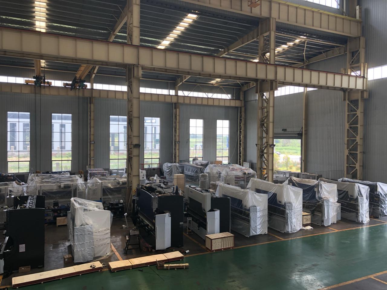 16mm Hydraulic Guillotine Shearing Machine For Sheet Metal Cutting 6 Meters آلة قص المقصلة الهيدروليكية 16 مم لقطع الصفائح المعدنية 6 أمتار