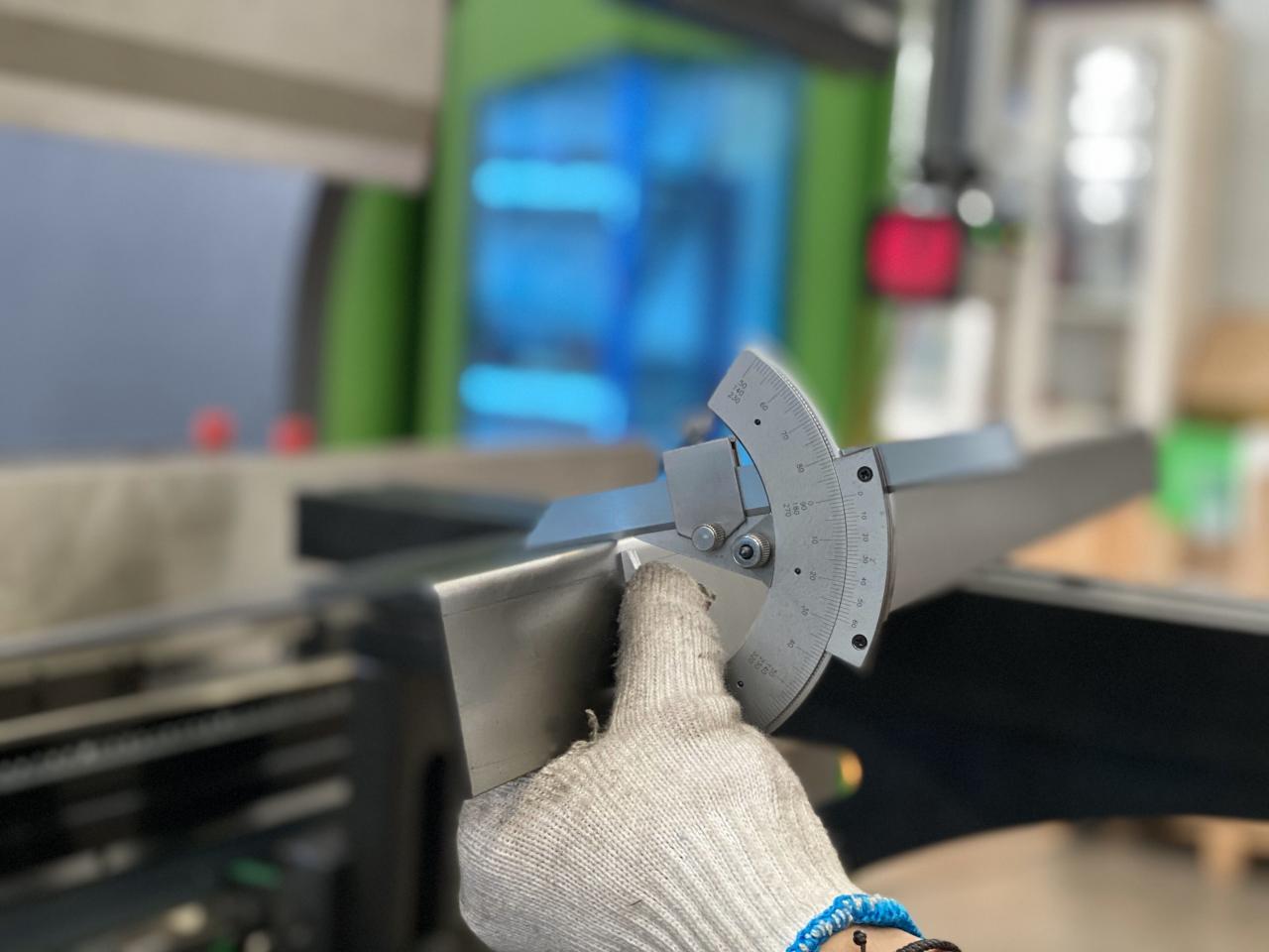 16mm Hydraulic Guillotine Shearing Machine For Sheet Metal Cutting 6 Meters آلة قص المقصلة الهيدروليكية 16 مم لقطع الصفائح المعدنية 6 أمتار