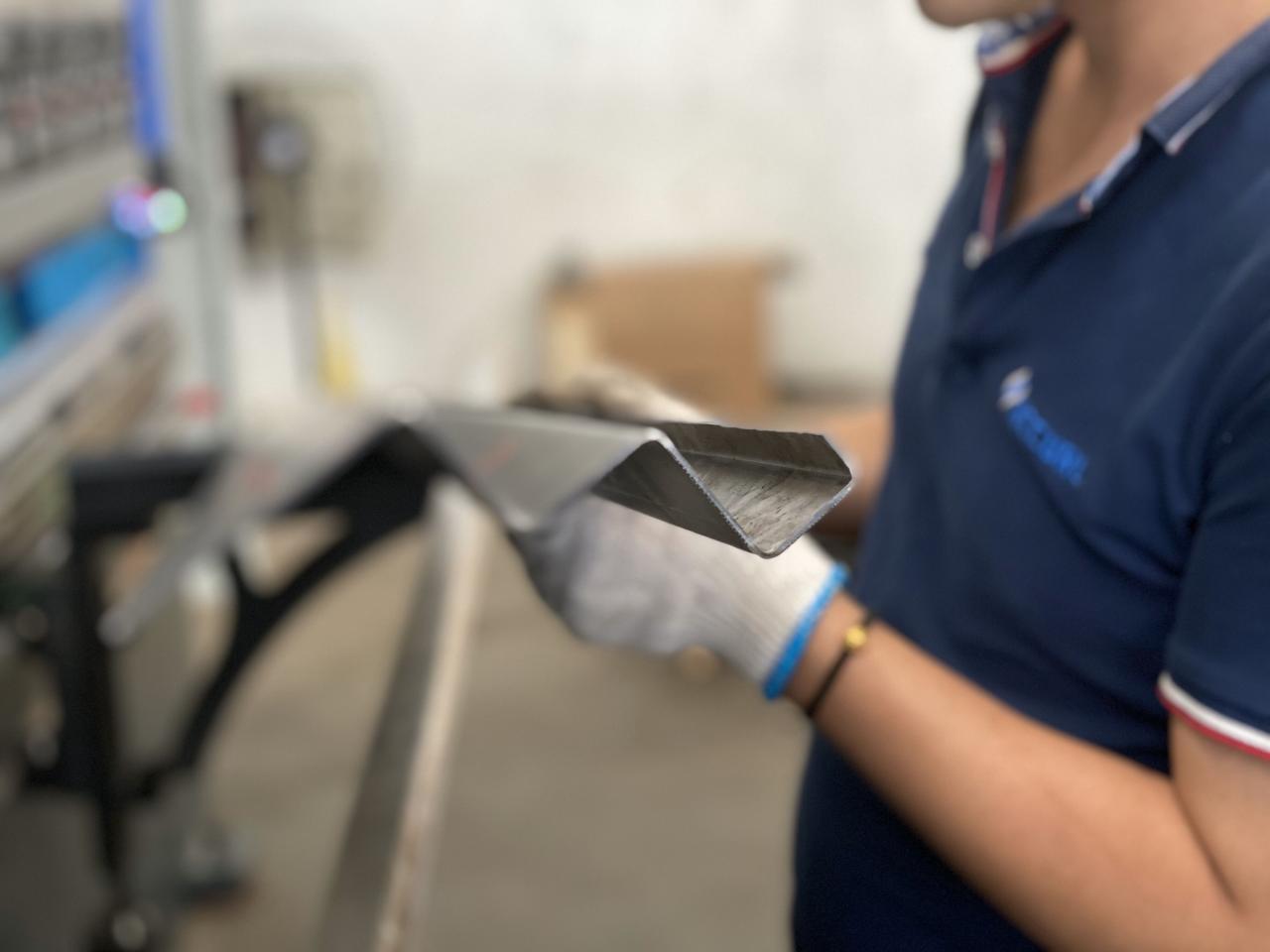 16mm Hydraulic Guillotine Shearing Machine For Sheet Metal Cutting 6 Meters آلة قص المقصلة الهيدروليكية 16 مم لقطع الصفائح المعدنية 6 أمتار