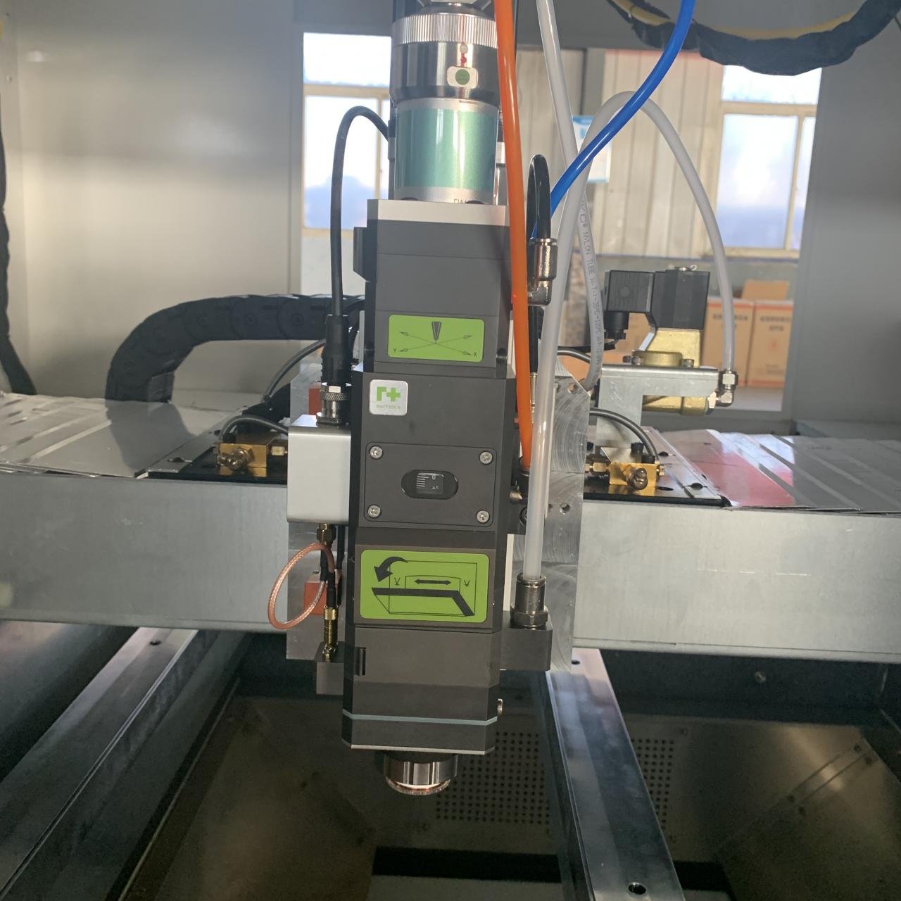 1kw 2kw Good Price Fiber Laser Cutting Machine For Sheet Metal 1kw 2kw سعر جيد آلة قطع الألياف بالليزر للصفائح المعدنية