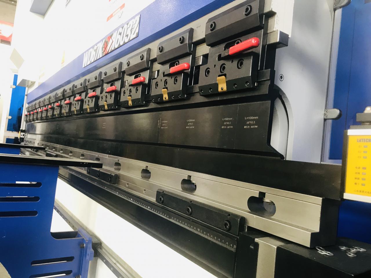 200t 300t القياسية الصناعية الصحافة الفرامل باستخدام الحاسب الآلي آلة الفرامل الصحافة الهيدروليكية