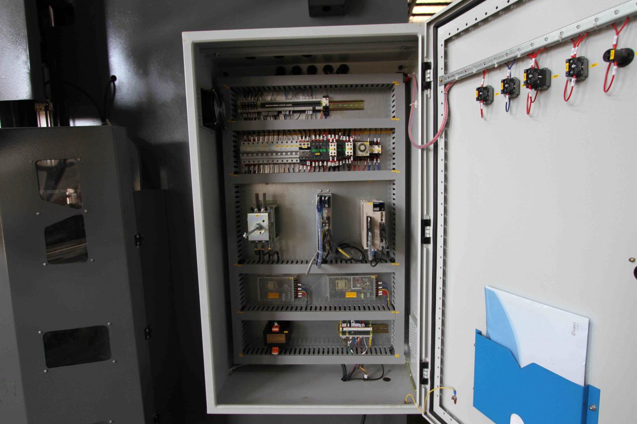 200t 300t القياسية الصناعية الصحافة الفرامل باستخدام الحاسب الآلي آلة الفرامل الصحافة الهيدروليكية