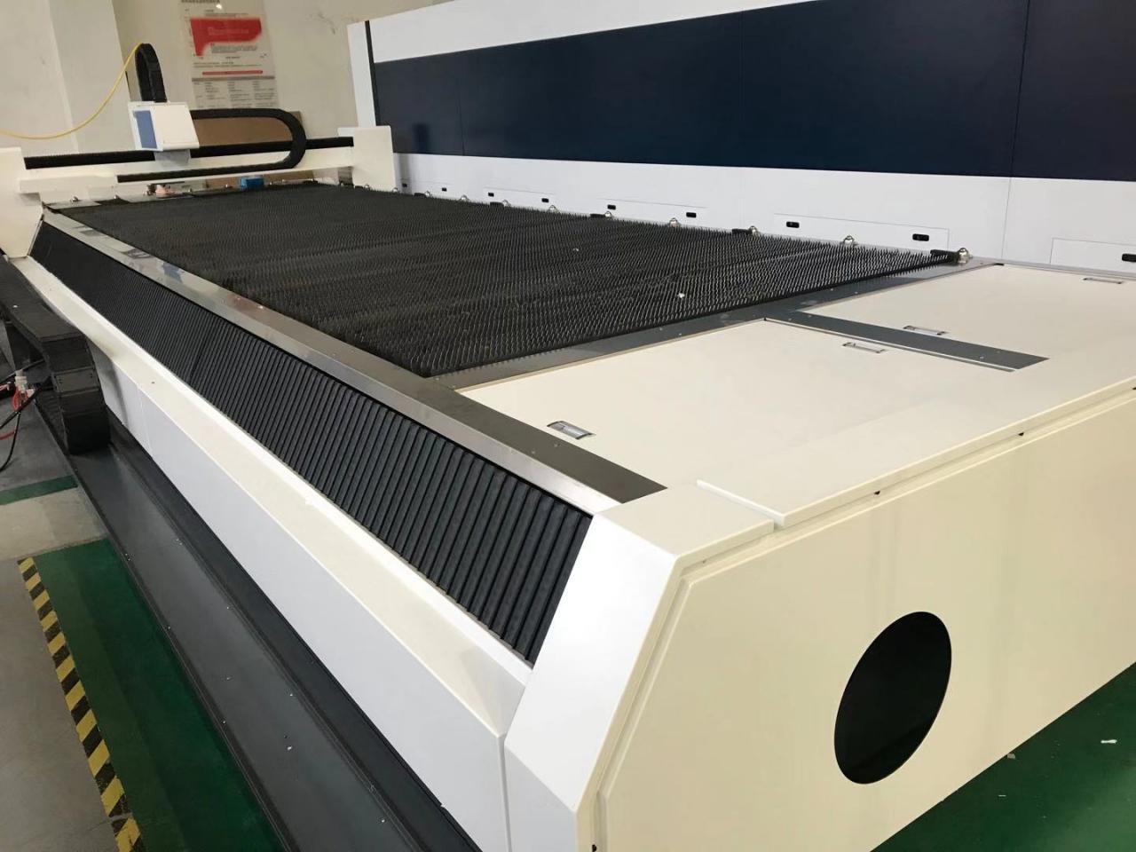 3015 4015 1kw To 6kw Cnc Fiber Laser Cutting Machine Raycus Laser Power 3015 4015 1kw إلى 6kw آلة قطع الألياف بالليزر باستخدام الحاسب الآلي Raycus Laser Power