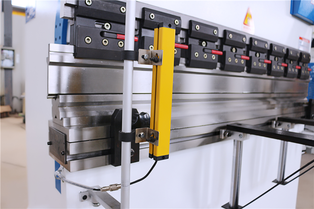 3+1 Axis Cnc Hydraulic Press Brake With Esa System مكبس هيدروليكي 3 + 1 محور Cnc مع نظام Esa