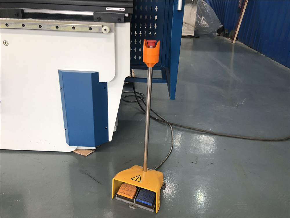 3+1 Axis Cnc Hydraulic Press Brake With Esa System مكبس هيدروليكي 3 + 1 محور Cnc مع نظام Esa