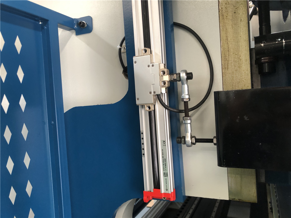 3+1 Axis Cnc Hydraulic Press Brake With Esa System مكبس هيدروليكي 3 + 1 محور Cnc مع نظام Esa