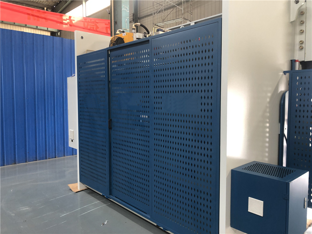 3+1 Axis Cnc Hydraulic Press Brake With Esa System مكبس هيدروليكي 3 + 1 محور Cnc مع نظام Esa