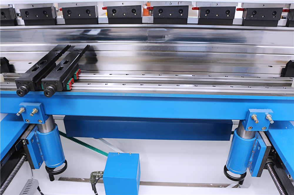 3+1 Axis Cnc Hydraulic Press Brake With Esa System مكبس هيدروليكي 3 + 1 محور Cnc مع نظام Esa