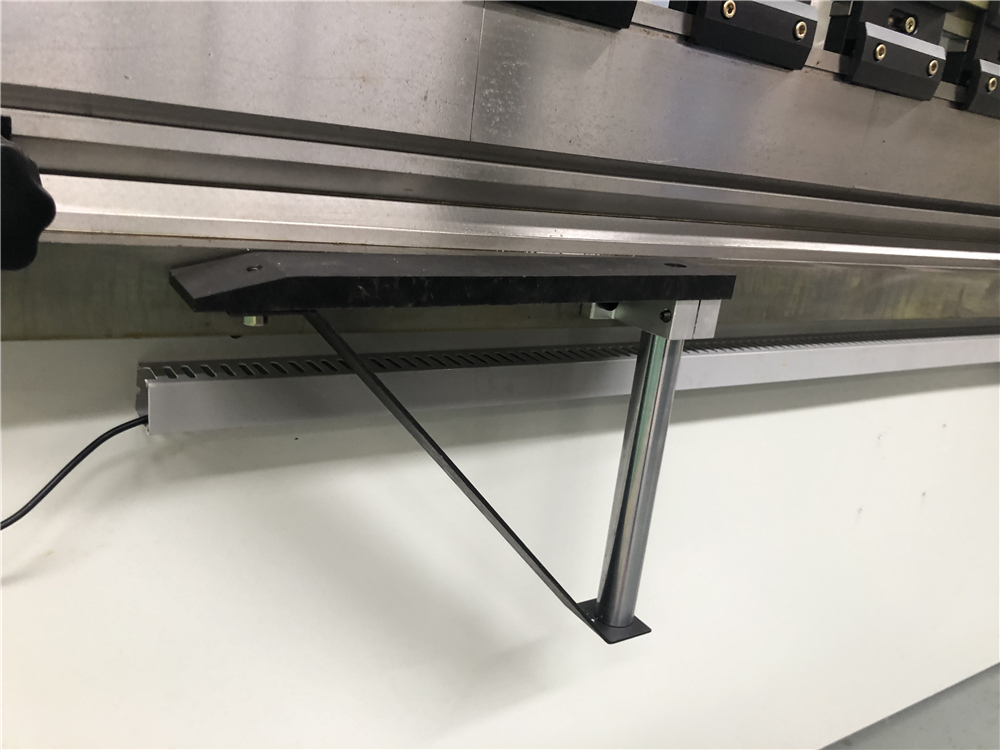 3+1 Axis Cnc Hydraulic Press Brake With Esa System مكبس هيدروليكي 3 + 1 محور Cnc مع نظام Esa