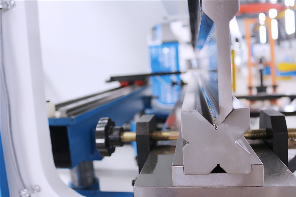 3+1 Axis Cnc Hydraulic Press Brake With Esa System مكبس هيدروليكي 3 + 1 محور Cnc مع نظام Esa