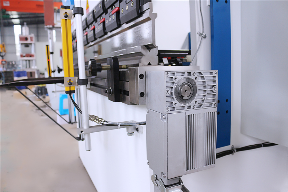 3+1 Axis Cnc Hydraulic Press Brake With Esa System مكبس هيدروليكي 3 + 1 محور Cnc مع نظام Esa