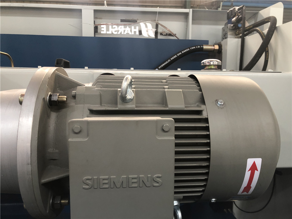 3+1 Axis Cnc Hydraulic Press Brake With Esa System مكبس هيدروليكي 3 + 1 محور Cnc مع نظام Esa