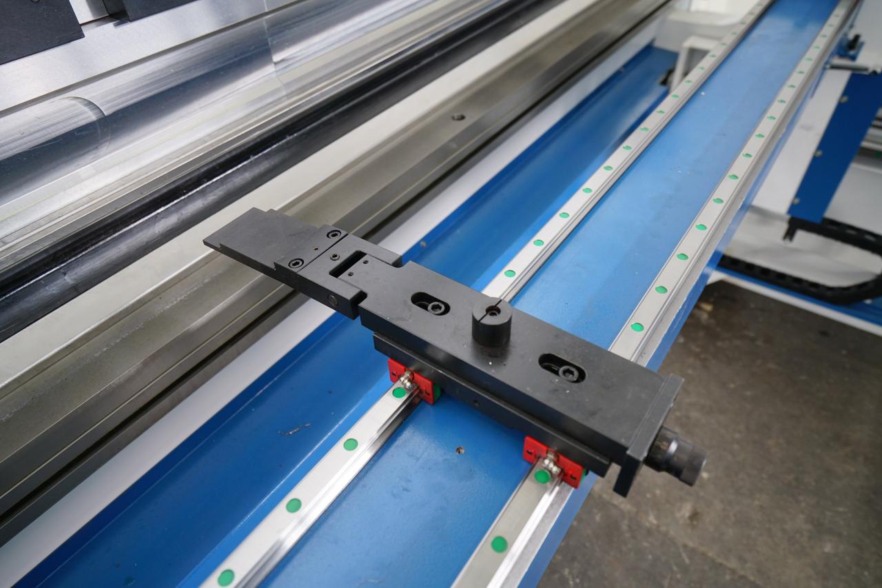 4 Axis Cnc Tandem Press Brake With Delem Da58t 2d Graphical Controller 4 مكابح ضغط Cnc Tandem ذات المحور مع وحدة تحكم رسومية Delem Da58t 2d