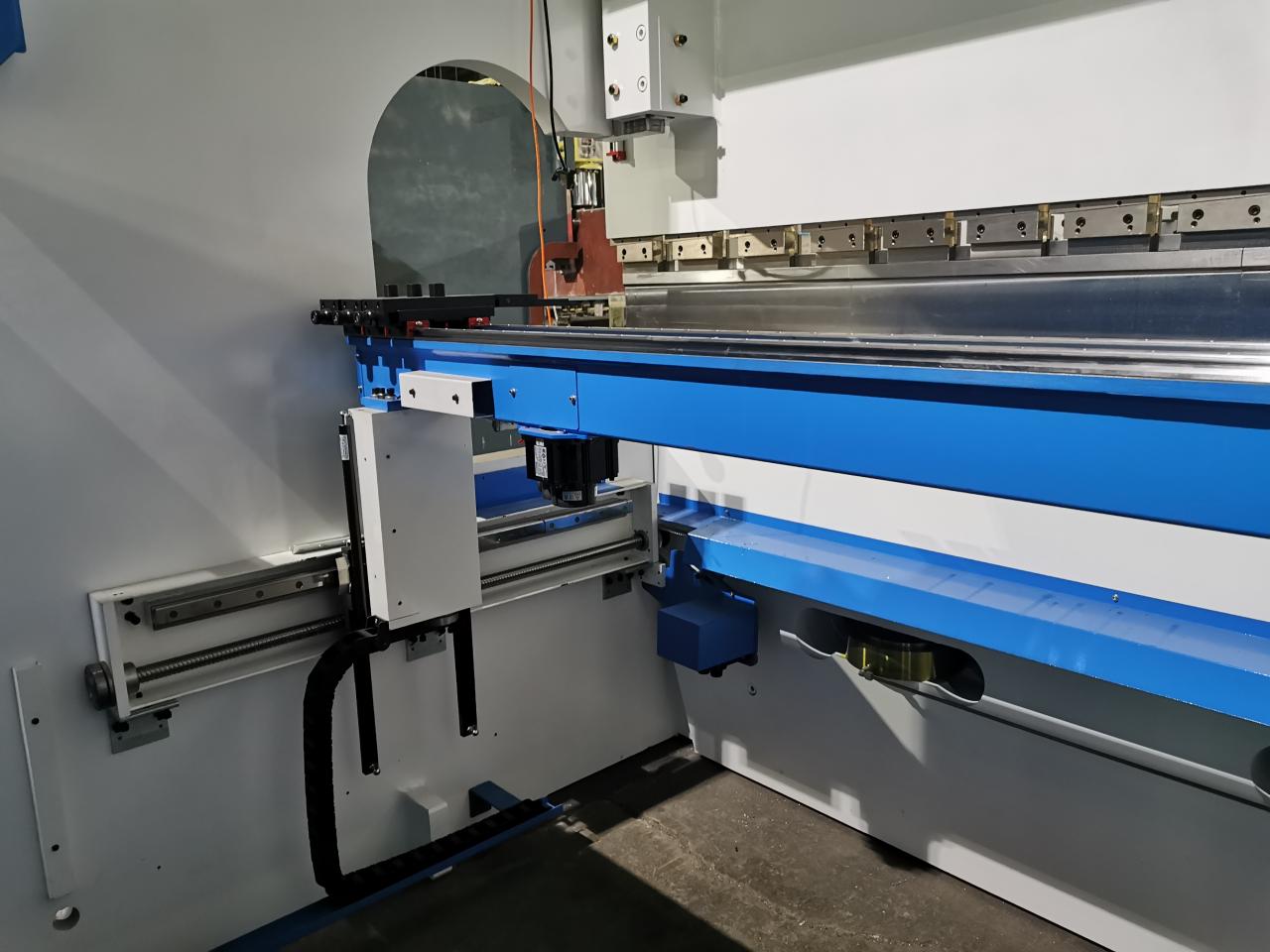 4 Axis Cnc Tandem Press Brake With Delem Da58t 2d Graphical Controller 4 مكابح ضغط Cnc Tandem ذات المحور مع وحدة تحكم رسومية Delem Da58t 2d