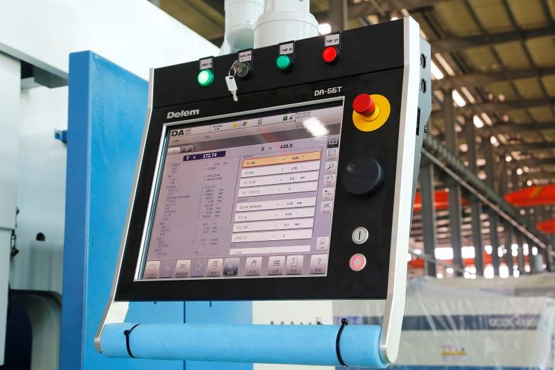 4 Axis Cnc Tandem Press Brake With Delem Da58t 2d Graphical Controller 4 مكابح ضغط Cnc Tandem ذات المحور مع وحدة تحكم رسومية Delem Da58t 2d