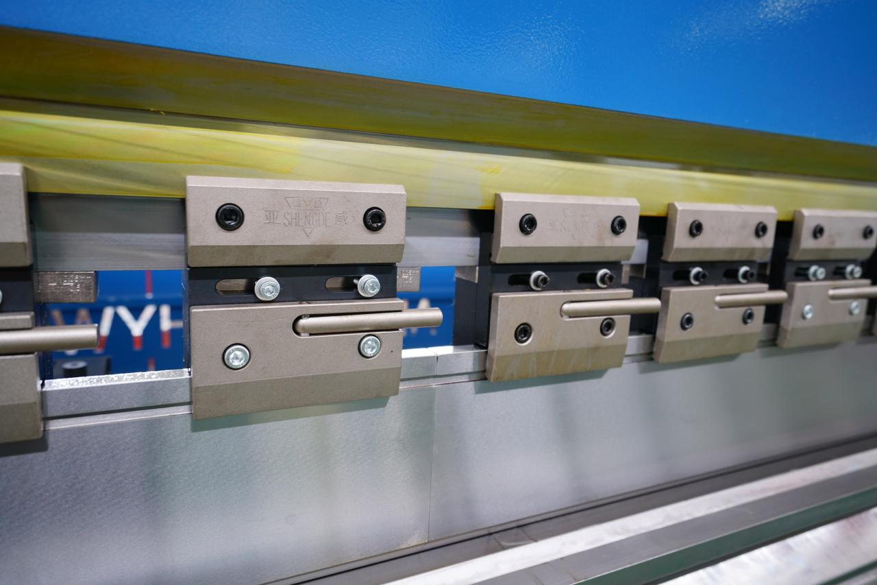 4 Axis Cnc Tandem Press Brake With Delem Da58t 2d Graphical Controller 4 مكابح ضغط Cnc Tandem ذات المحور مع وحدة تحكم رسومية Delem Da58t 2d