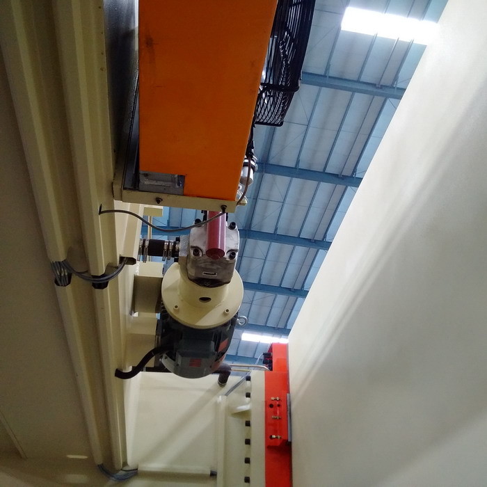 4 Axis Cnc Tandem Press Brake With Delem Da58t 2d Graphical Controller 4 مكابح ضغط Cnc Tandem ذات المحور مع وحدة تحكم رسومية Delem Da58t 2d