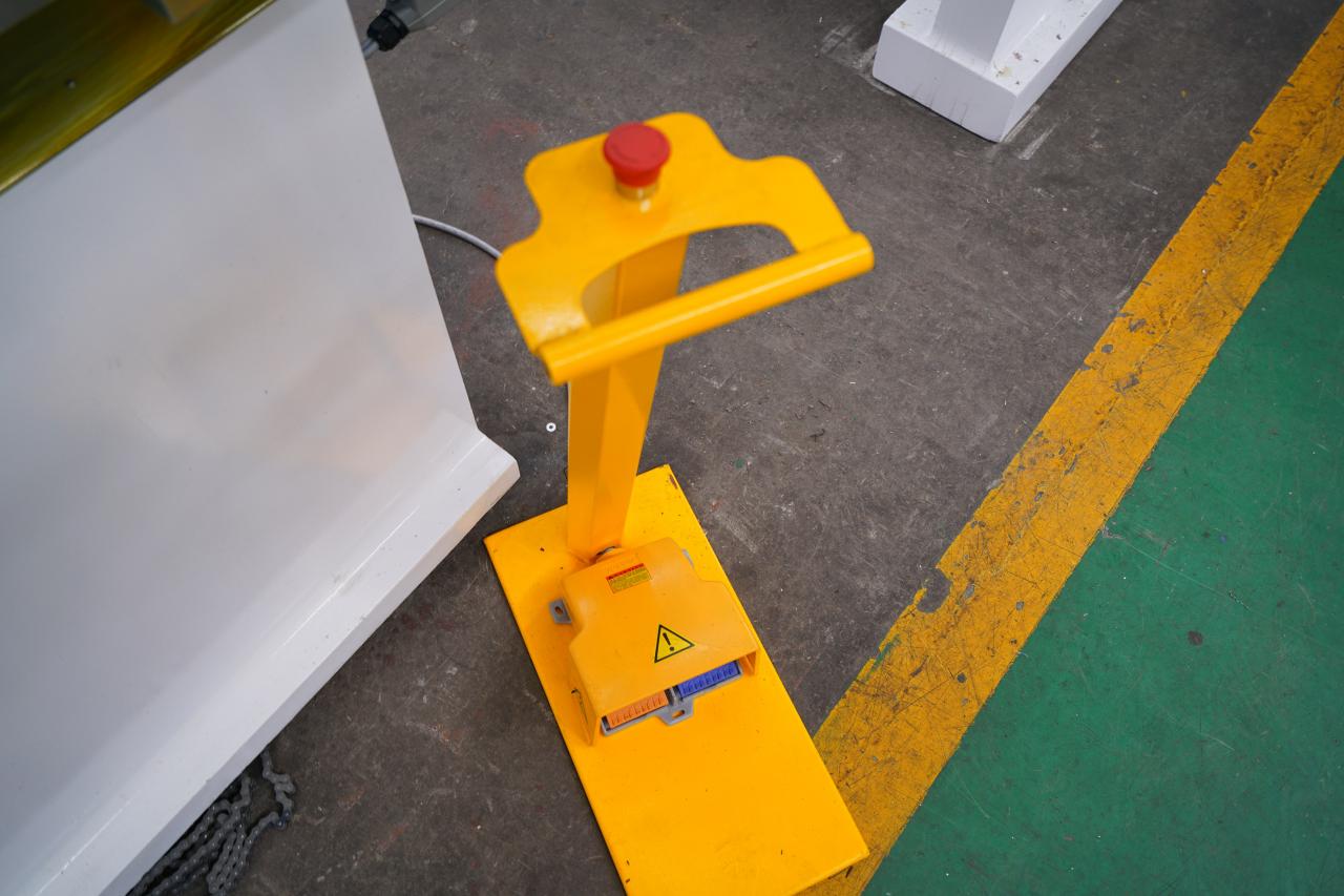 4 Axis Cnc Tandem Press Brake With Delem Da58t 2d Graphical Controller 4 مكابح ضغط Cnc Tandem ذات المحور مع وحدة تحكم رسومية Delem Da58t 2d