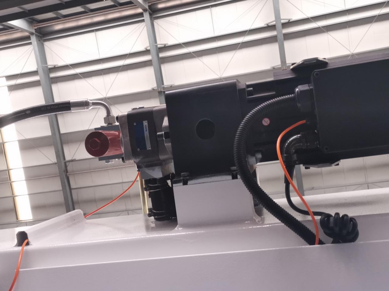 4 Axis Cnc Tandem Press Brake With Delem Da58t 2d Graphical Controller 4 مكابح ضغط Cnc Tandem ذات المحور مع وحدة تحكم رسومية Delem Da58t 2d