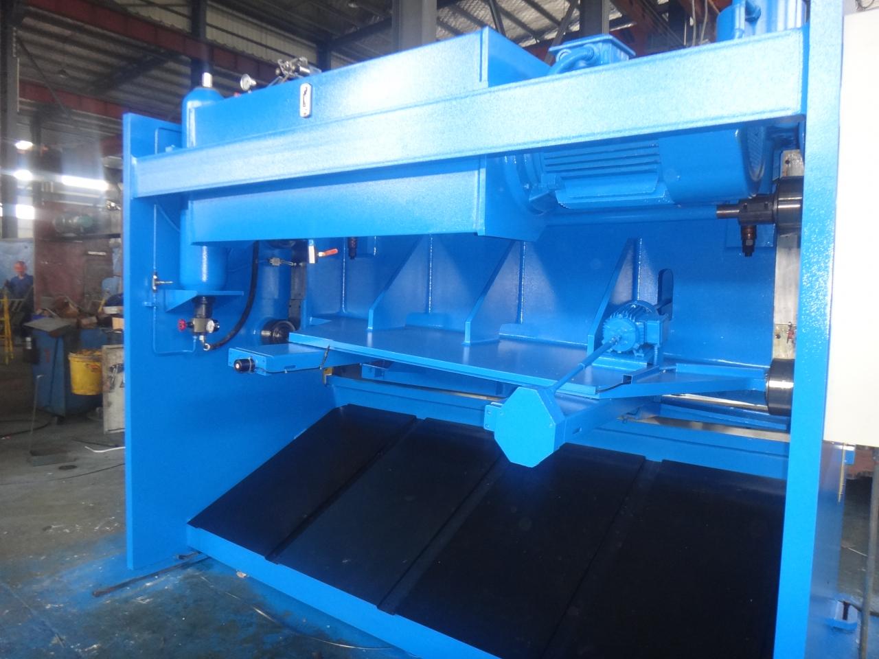 4mm Oem Qc11y-8x3200 Nc Hydraulic Guillotine Guillotine Shearing Machine 4mm Oem Qc11y-8x3200 Nc آلة قص المقصلة الهيدروليكية