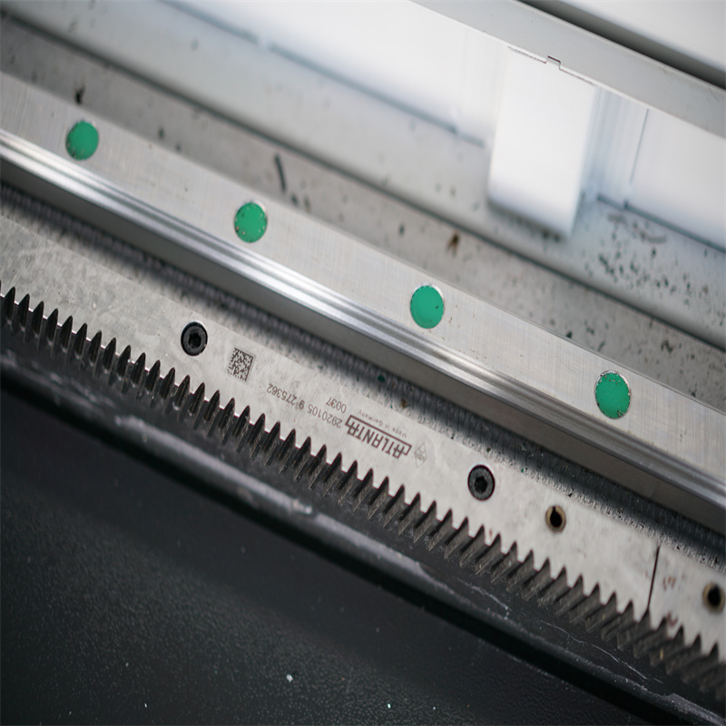 500W 1500W 4Kw الألياف آلة القطع بالليزر آلة القطع بالليزر الصفائح المعدنية 2000Watt 3kw