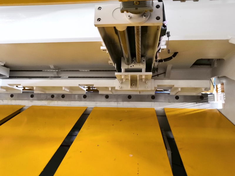 6mm Q11 Electric Sheet Plate Shearing Machine 8 Feet Sheet Metal Shearing Machine آلة قص الصفائح الكهربائية 6 مم Q11 8 أقدام آلة قص الصفائح المعدنية