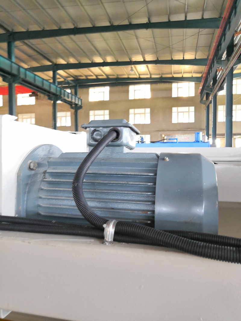 6mm Q11 Electric Sheet Plate Shearing Machine 8 Feet Sheet Metal Shearing Machine آلة قص الصفائح الكهربائية 6 مم Q11 8 أقدام آلة قص الصفائح المعدنية