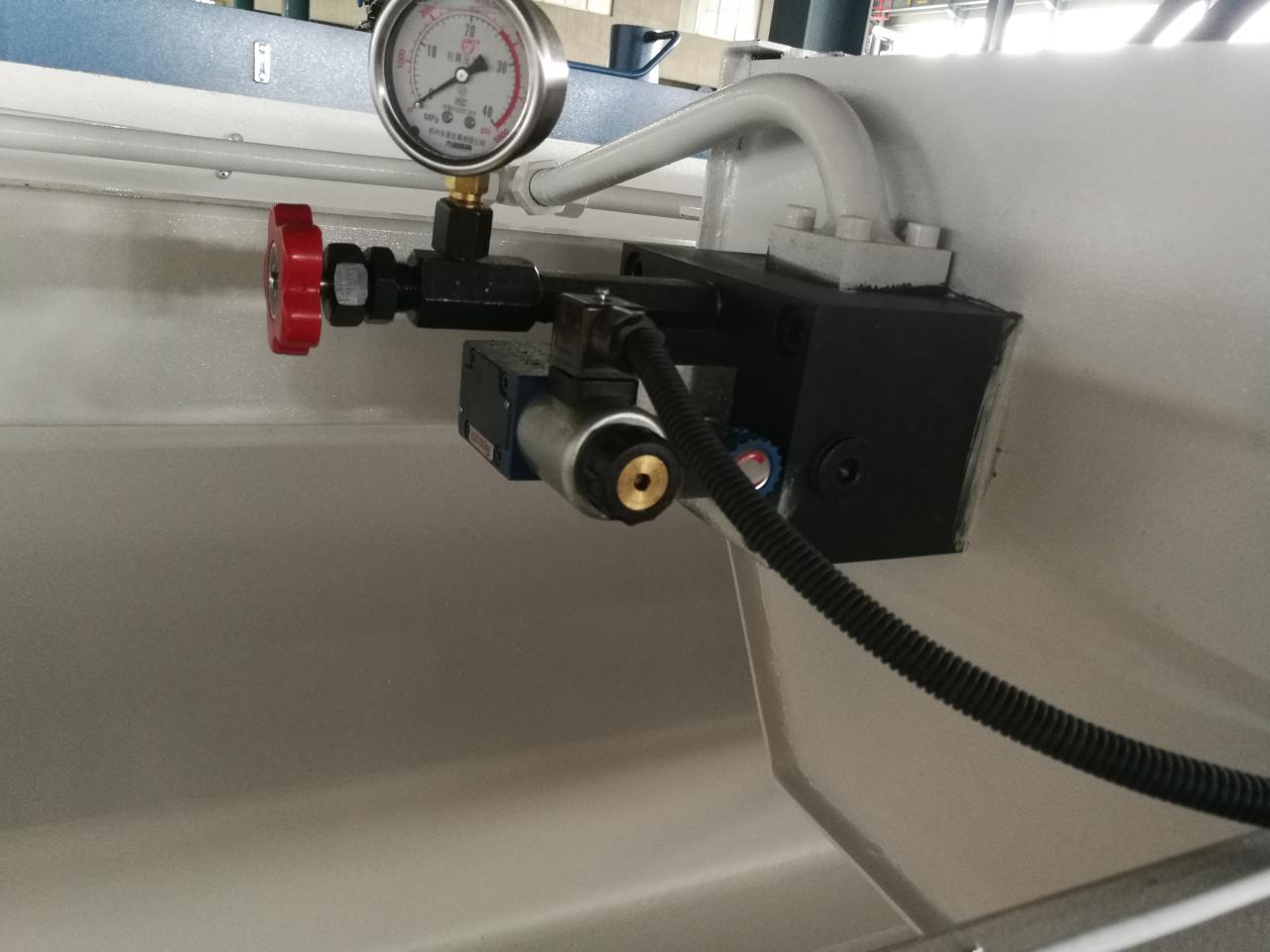 6mm Q11 Electric Sheet Plate Shearing Machine 8 Feet Sheet Metal Shearing Machine آلة قص الصفائح الكهربائية 6 مم Q11 8 أقدام آلة قص الصفائح المعدنية