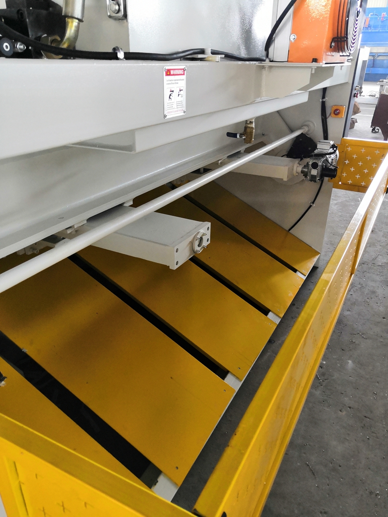 6mm Q11 Electric Sheet Plate Shearing Machine 8 Feet Sheet Metal Shearing Machine آلة قص الصفائح الكهربائية 6 مم Q11 8 أقدام آلة قص الصفائح المعدنية