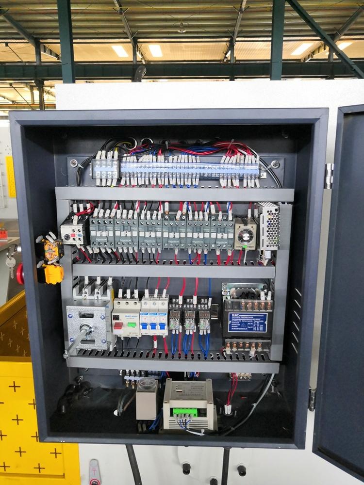 6mm Q11 Electric Sheet Plate Shearing Machine 8 Feet Sheet Metal Shearing Machine آلة قص الصفائح الكهربائية 6 مم Q11 8 أقدام آلة قص الصفائح المعدنية