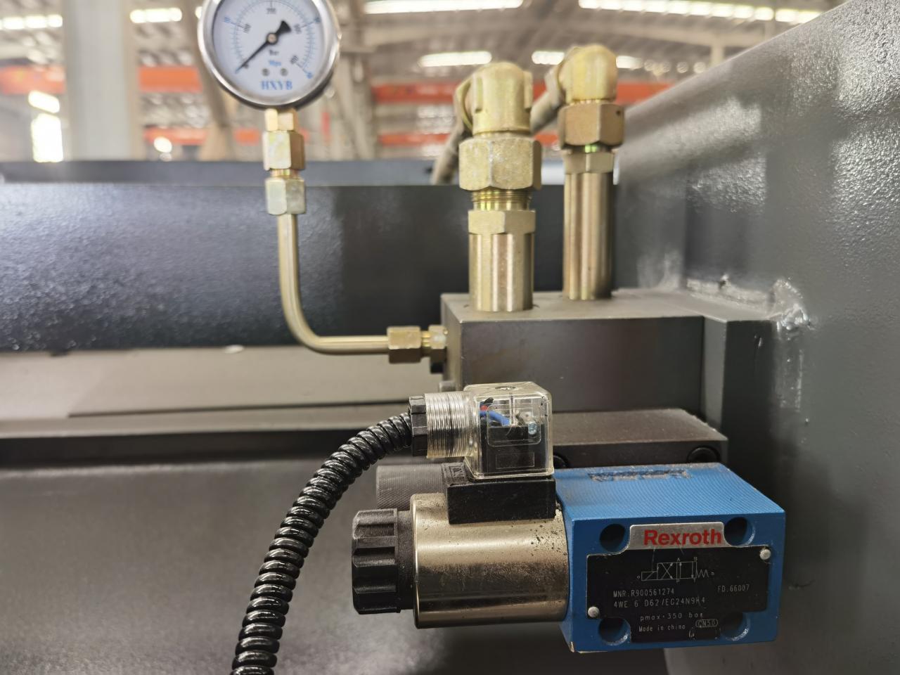 آلة قطع ألواح الفولاذ المقاوم للصدأ 6 × 3200 مم ، آلة قص ألواح الحديد الأوتوماتيكية