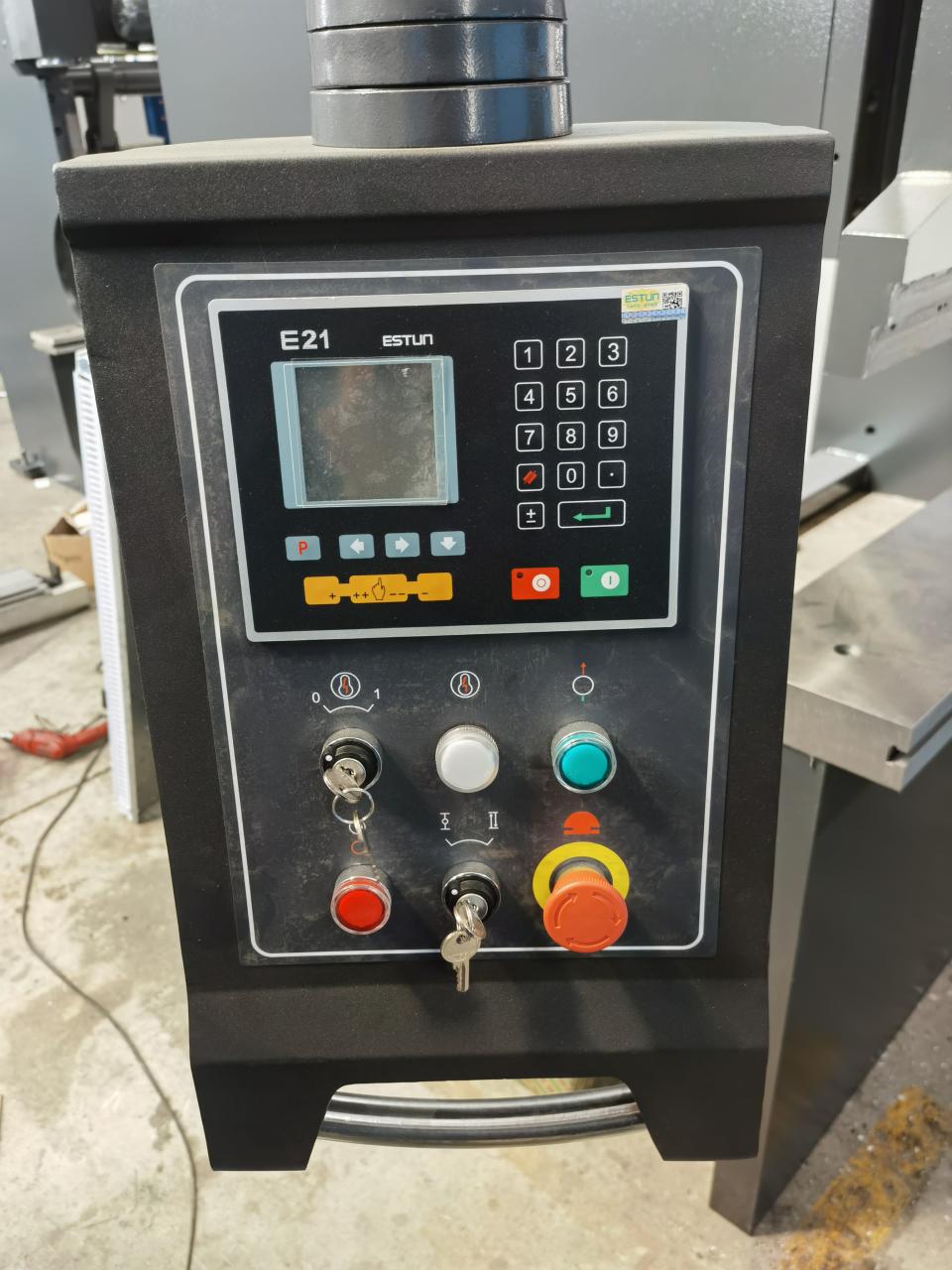 آلة قطع ألواح الفولاذ المقاوم للصدأ 6 × 3200 مم ، آلة قص ألواح الحديد الأوتوماتيكية