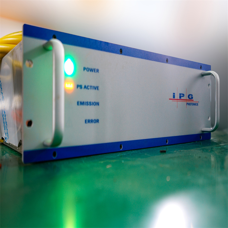 آلة قطع الصفائح المعدنية بالليزر باستخدام الحاسب الآلي