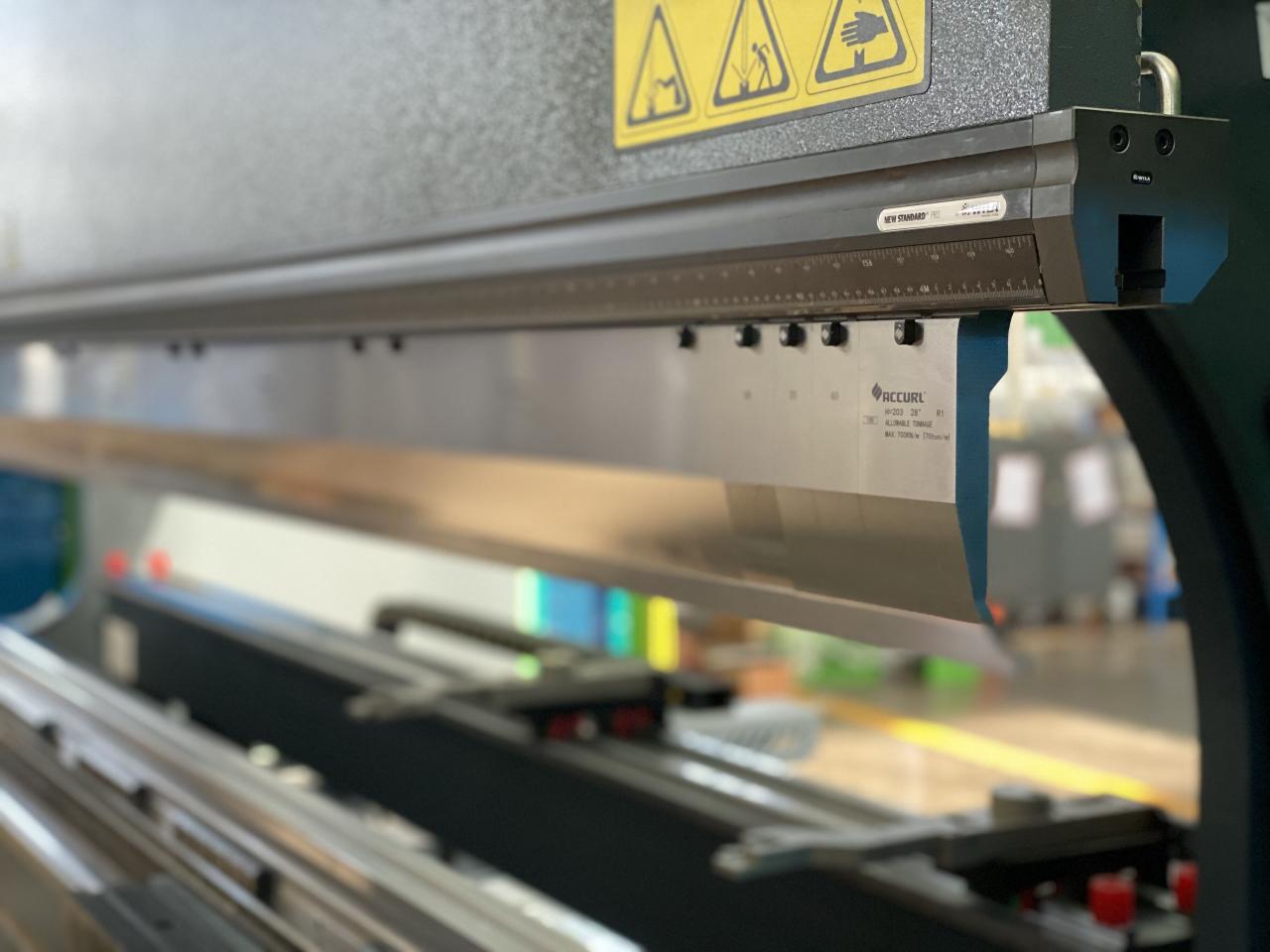 China 220t Cnc Bending Machine 6+1 Axis Hydraulic Press Brake Price الصين 220t التصنيع باستخدام الحاسب الآلي الانحناء آلة 6 + 1 محور سعر الصحافة الفرامل الهيدروليكية