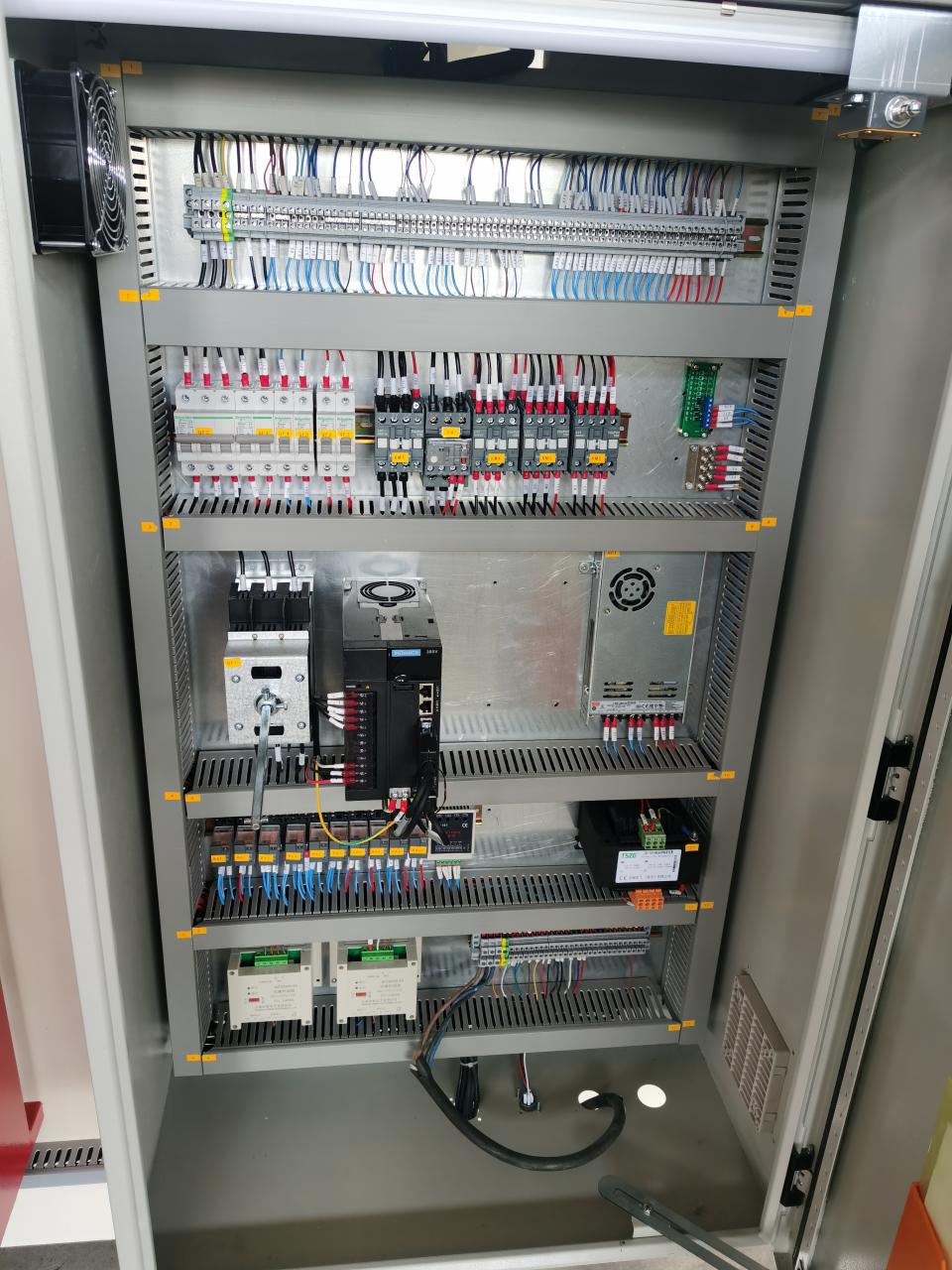 China Metal Hydraulic Press Brake Machine With Reasonable Price الصين آلة الفرامل الهيدروليكية الصحافة المعدنية بسعر معقول