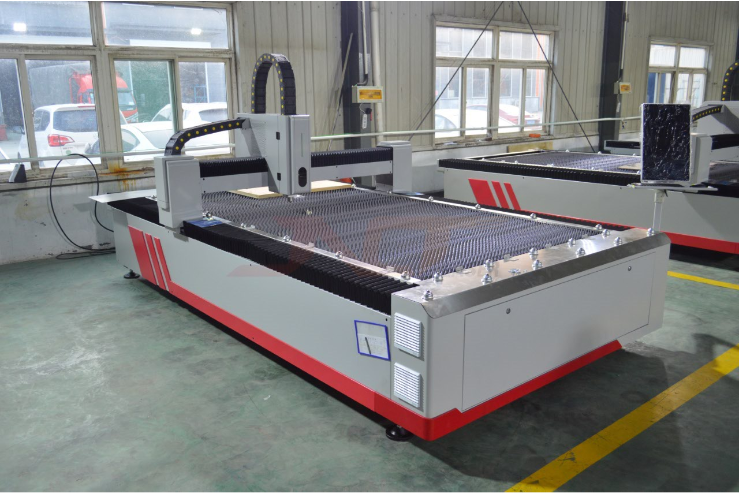 Cnc 2000w Fiber Laser Cutting Machine For Industrial Metal Sheet Cutting آلة القطع بالليزر CNC 2000w لقطع الصفائح المعدنية الصناعية