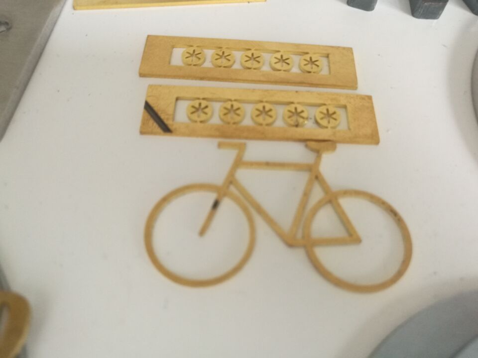 Cnc Fiber Laser Metal Cutting Machine 2000w Fiber Laser Cutting Machine آلة قطع المعادن بليزر الألياف باستخدام الحاسب الآلي 2000 واط آلة القطع بالليزر الليفي