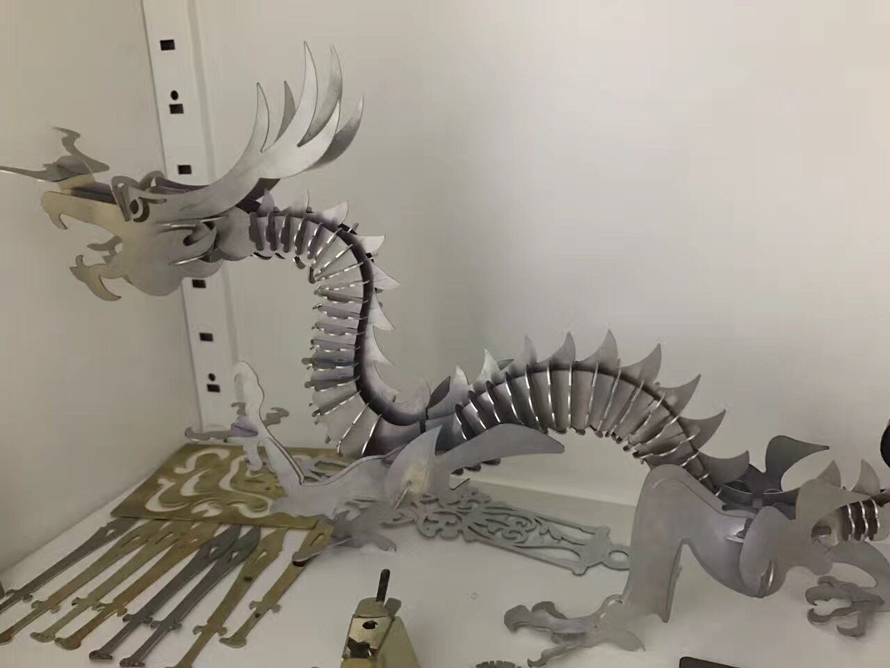 Cnc Fiber Laser Metal Cutting Machine 2000w Fiber Laser Cutting Machine آلة قطع المعادن بليزر الألياف باستخدام الحاسب الآلي 2000 واط آلة القطع بالليزر الليفي