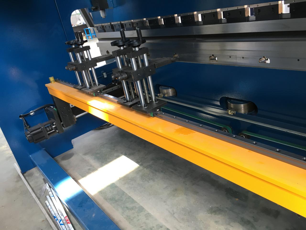 Cnc Servo Press Brake 250t/3.2m 3+1 Axis 3 Meter Sheet Metal Press Brake الفرامل الصحافة المؤازرة باستخدام الحاسب الآلي 250t / 3.2m 3 + 1 محور 3 متر الفرامل الصحافة الصفائح المعدنية