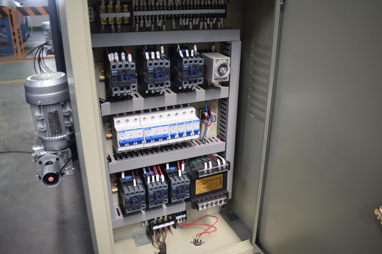 آلة قص الصفائح المعدنية باستخدام الحاسب الآلي آلة قص الألواح الفولاذية الهيدروليكية