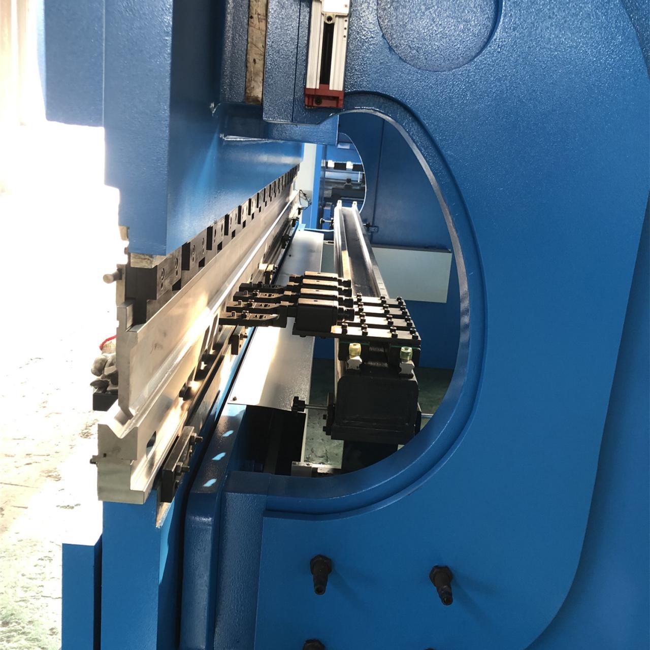 Da53t Cnc System Controller 125t4000 3+1 Axis Cnc Hydraulic Press Brake With Good Quality Da53t Cnc System Controller 125t4000 3 + 1 محور مكبس هيدروليكي باستخدام الحاسب الآلي بجودة جيدة